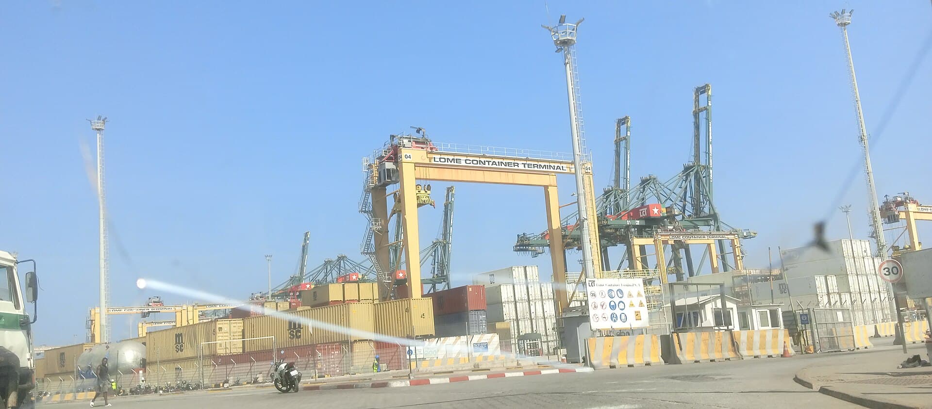 Véhicules alignés sur le parc du Port de Lomé